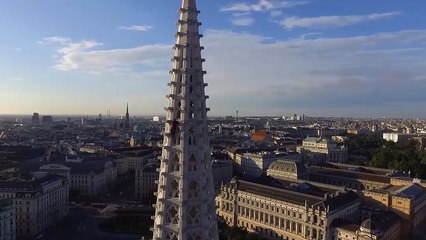 Un homme escalade la Cathédrale à mains nues.