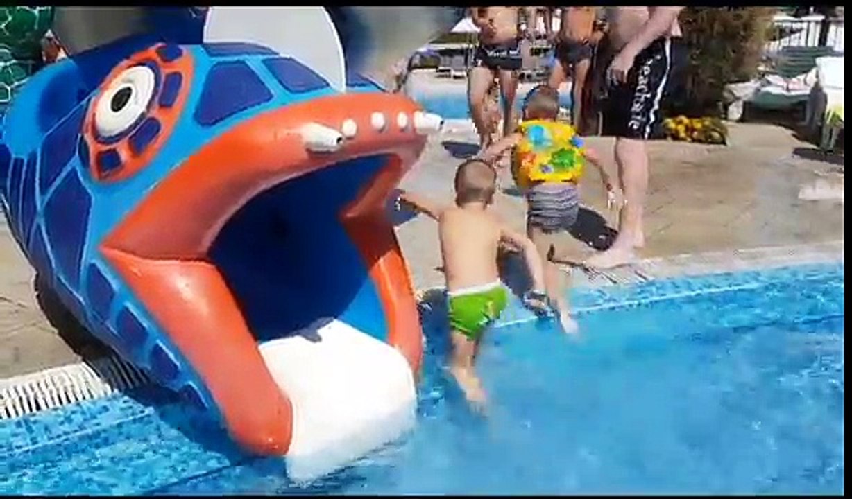 Water park for kids with snake slider. Funny video 2016