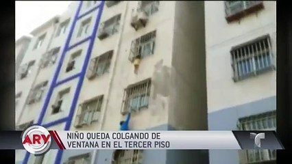 Mira cómo rescataron a un niño  que estaba colgando de un edificio