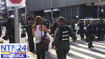 Coronel de la GNB despojó a periodista de su celular en las afueras de la AN