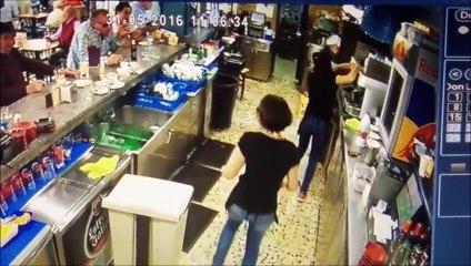 Cette barmaid va sauver une tasse sans le vouloir... Magnifique