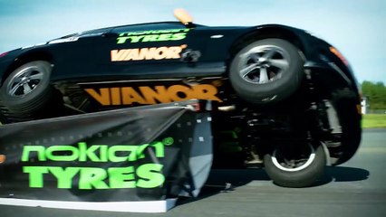Ce cascadeur roule à 186km/h sur 2 roues!