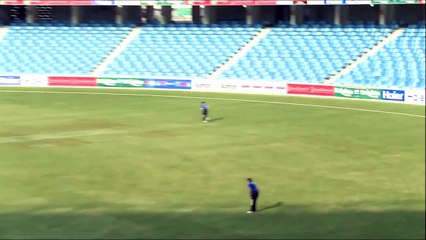 Ce joueur de cricket perd sa jambe mais continu de jouer!