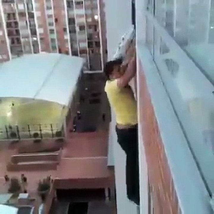 cet homme sauve un chien d une chute certaine