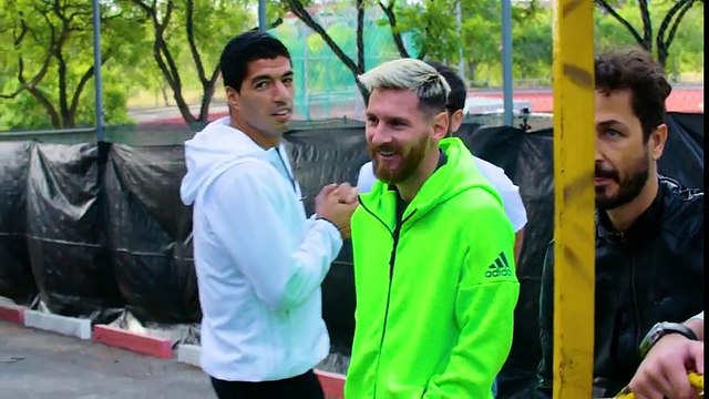 Luis Suárez contrôle un ballon jeté depuis une grue de 35m