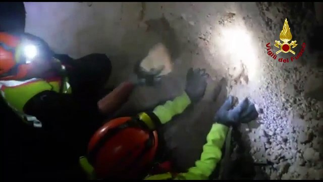 Rescatan perro de los escombros del sismo del domingo en Italia