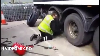 Râdeau de el când le-a zis că schimbă roata doar cu un CIOCAN. Privește ce face acest meseriaș.