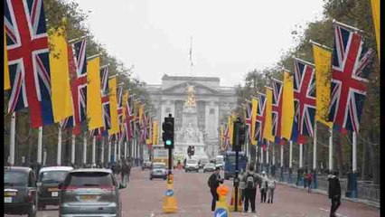 Isabel II recibe a Santos en Londres con un desfile de gala
