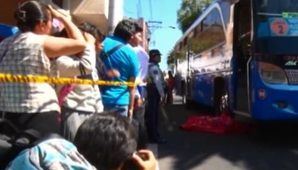 Una mujer se lanzó debajo de un bus en movimiento