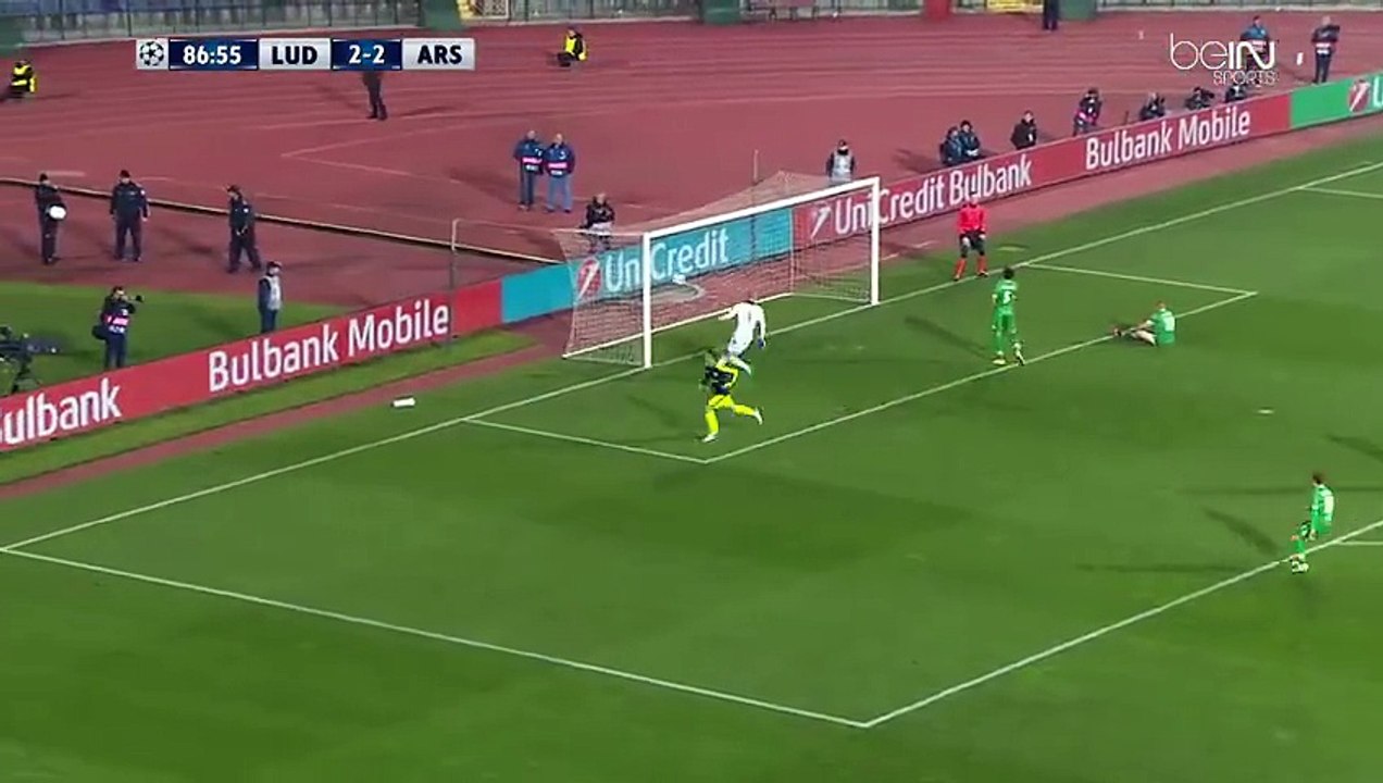 Mesut Özil qui a fait très mal, coup du sombrero sur le gardien, et RIP aux deux défenseurs !