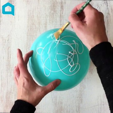 DIY - Elle colle des boutons sur un ballon! Quand elle le fait éclater, on ne s'attend pas à ce résultat!
