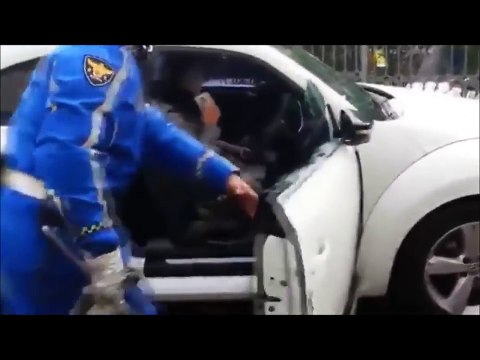 CHOC - Une femme fait un délit de fuite façon GTA style