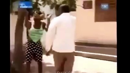 Une femme défonce son mari coup de tête balayette