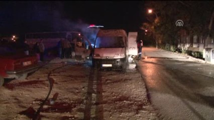 Tekstil Malzemesi Yüklü Minibüs Yandı