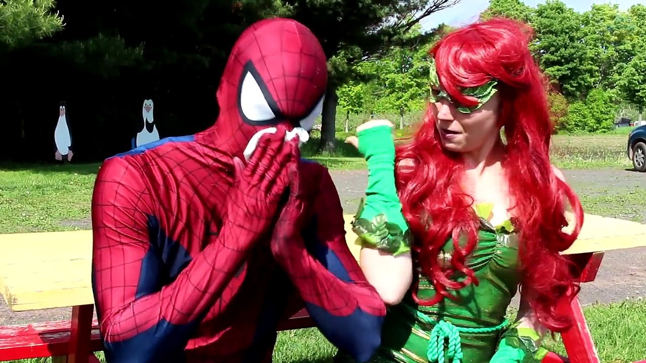 Spiderman & Frozen Elsa vs Catwoman! w/ Pink Spidergirl, Maleficent, Poison Ivy & Superman :)