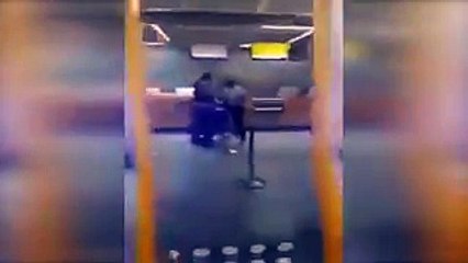 Almanya'da sebepsiz yere tesettürlü bir kadına elektro şok veren polise, meydan dayağı atan eş..