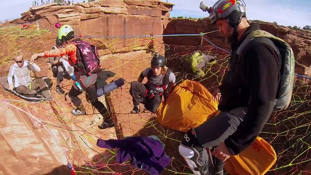 Saut en parachute à 120m du sol dans un Canyon !! Dingue et vertigineux!