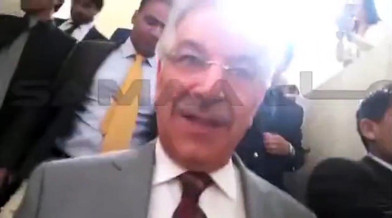 Leaked Video of Naeem Bukhari and Khawaja Asif in Supreme Court