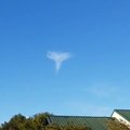 Apercevoir un nuage en forme d'ange géant flottant dans le ciel - Angel Cloud