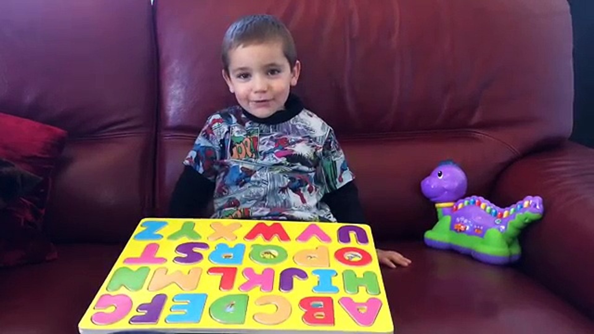 ⁣Enfant 3 ans chante chanson alphabet en français / Alphabet song / ABC in french