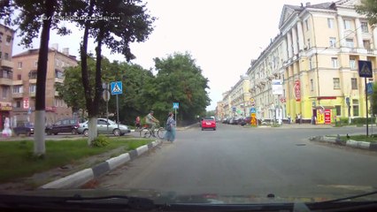 Un cycliste se prend une voiture en pleine face