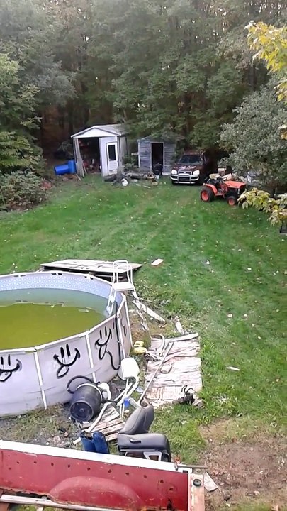 Ce taré saute au dessus de sa piscine en voiture et l'éclate