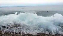 Impressionnant : une vague de glace avance dans le lac Baïkal