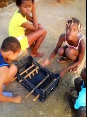 Meninos de rua mostram simplicidade inventado e jogando matraquilhos num "caixote"