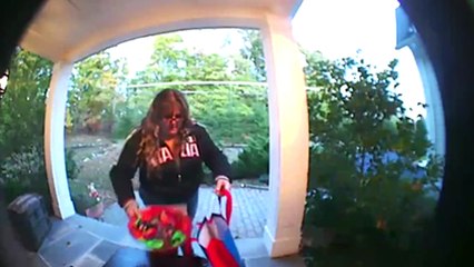 Cette femme vole les bonbons d'halloween