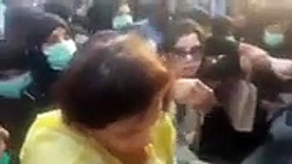 PTI Female Worker Ko Griftar Karte Waqt Kapre Tak Phar Diye...
