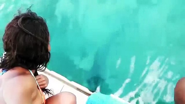 LE CADE IL CELLULARE IN MARE GUARDATE UN PO' CHI GLIE LO RIPORTA