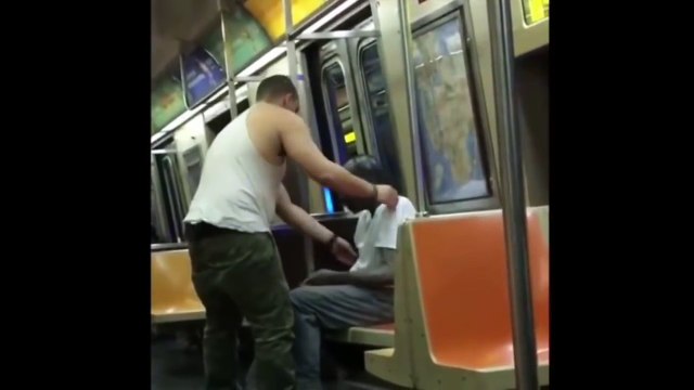 Solidarietà nel metrò regala t shirt e cappello a un senzatetto