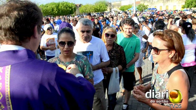 Cemitérios recebem multidão no dia de finados em Sousa