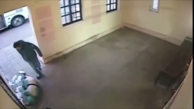 Hombre defiende a mujer golpeada en la parada de autobús