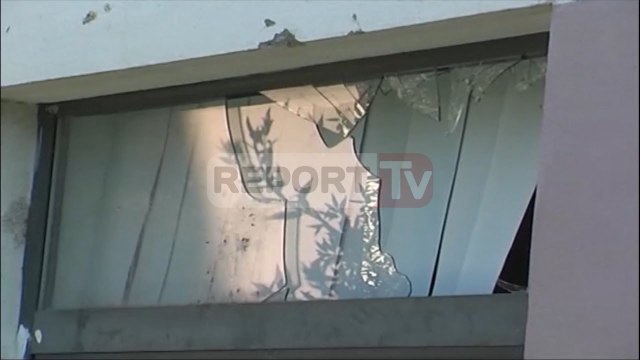 Report TV - Laç, vidhet dhe vandalizohet shkolla 9-vjeçare “Gjin Pjetri”, thyen xhamat