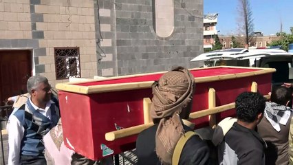 دفن 11 يمنيا قتلوا في غارات منسوبة للتحالف الذي تقوده السعودية