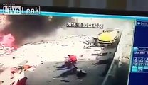 Le comportement très étrange de passants après l'explosion d'une voiture en Irak