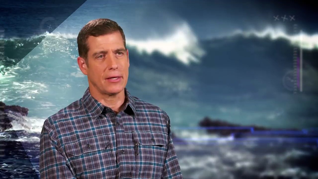 A rogue wave knocks several off of their feet in #Crimea! Watch the video to know more!