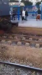 القطار يمر فوق سكة مفككة عن بعضها