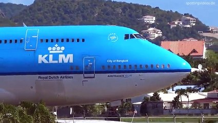 Le souffle des réacteurs d'un avion éjecte des touristes dans l'océan
