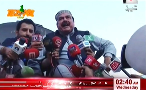 Sheikh Rasheed Sitting on DSNG Van Tezabi Totay 2016 on Geo Tez