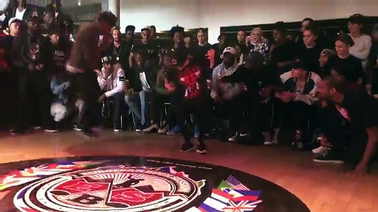 Une gamine met le feu lors d'une compétition de danse hip hop