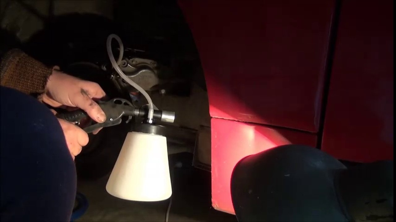 Bremsen entlüften mit einer Unterdruckpumpe