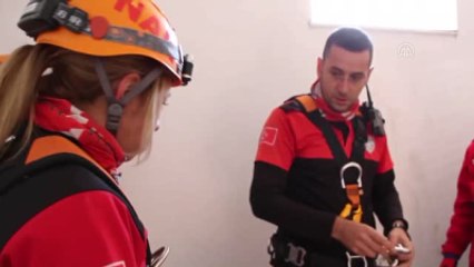 Çatıda 3 Gün Mahsur Kalan Kedi Kurtarıldı