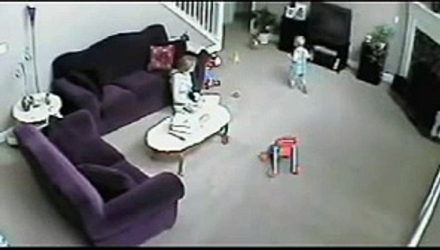 Un chat défend un bébé d'une babysitter qui n'a pourtant rien fait