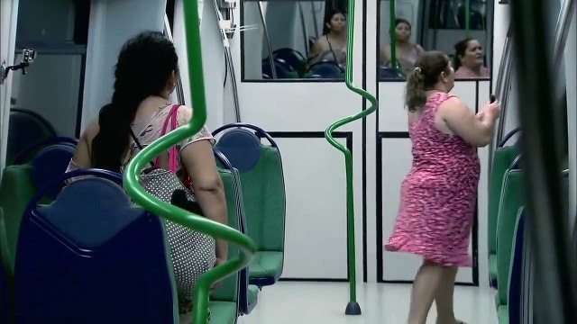 Comment faire flipper des femmes dans le métro - Caméra cachée brésilienne