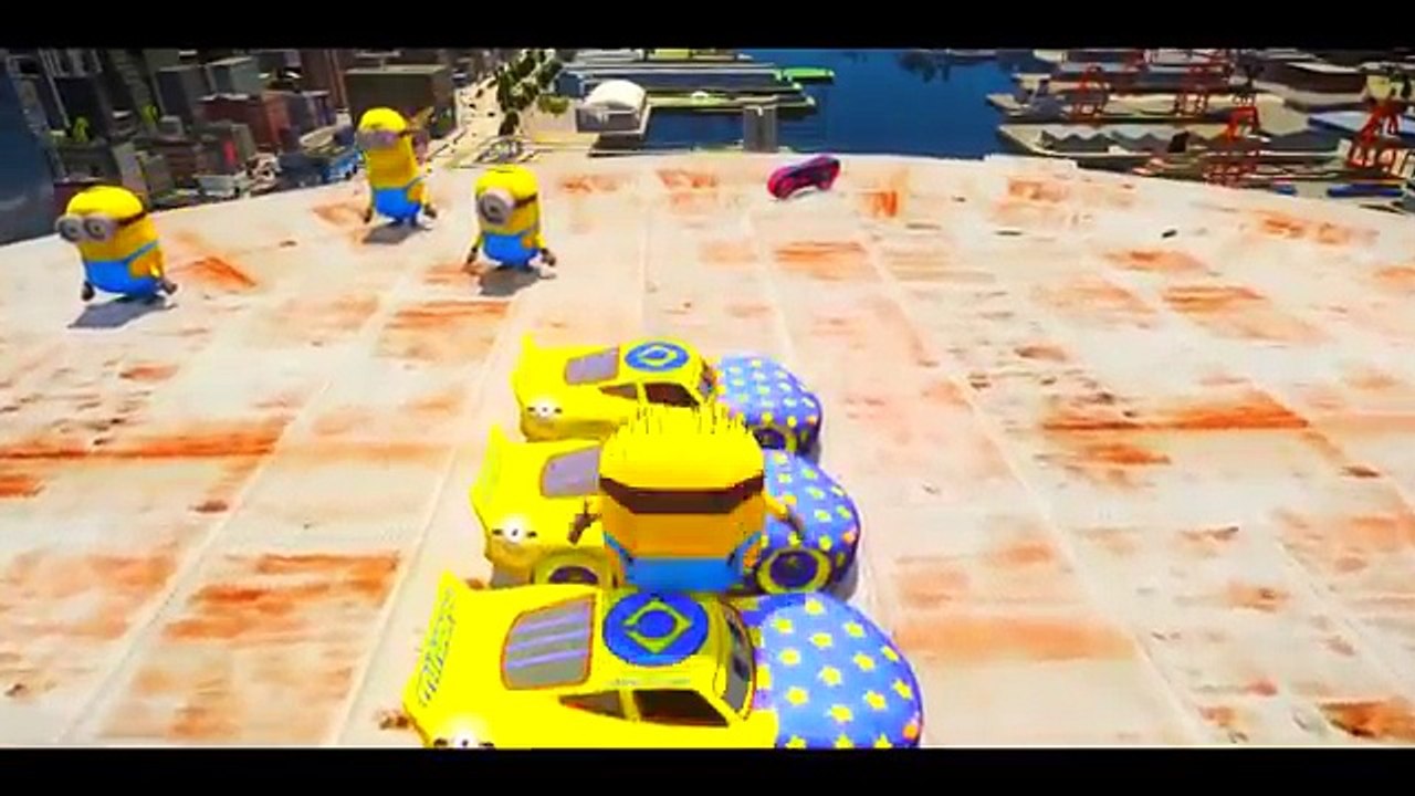 Миньоны и Молнии Маквин езда по гоноченой трассе , интересный мультик игра для детей