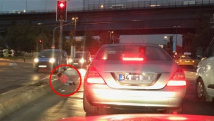 İstanbul Trafiğinde Uyuyan Suriyeli Kız Yürekleri Yaktı