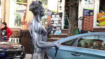 Déguisé en Surfeur d’Argent pour Halloween, il se balade dans les rues de New-York !