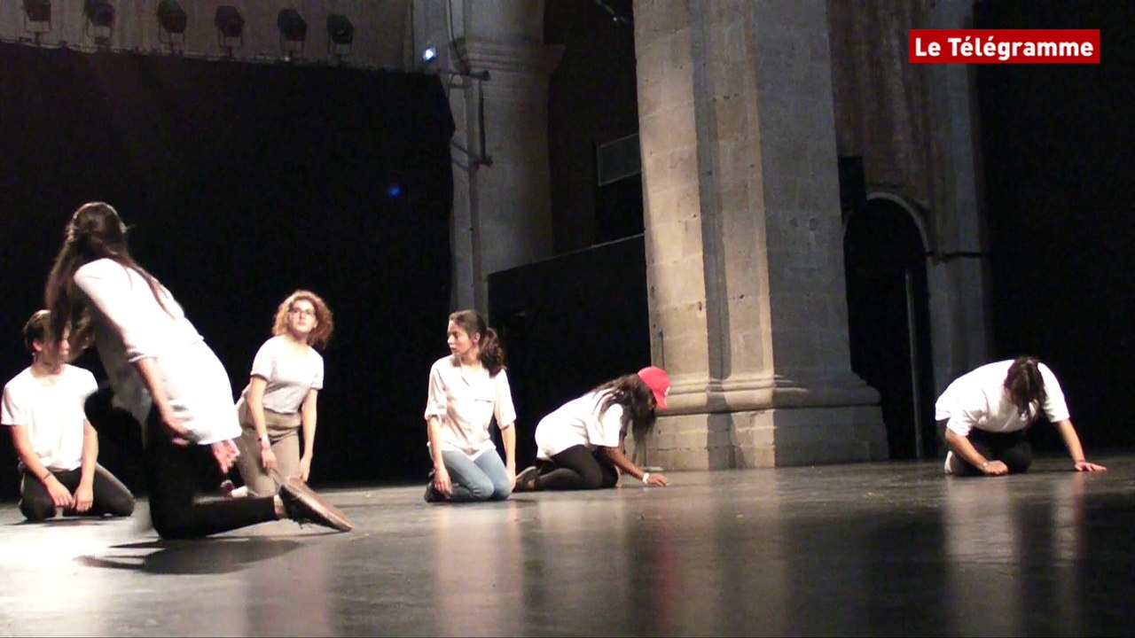 Quimper. Jeunes danseurs de l'atelier sur scène